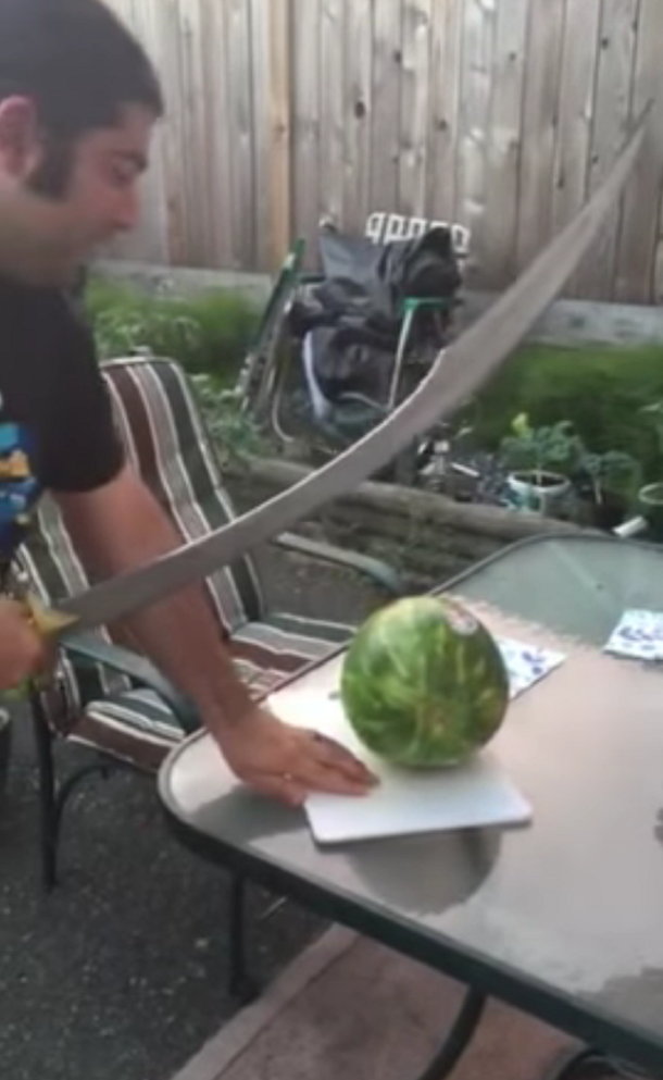 Quiso cortar una sandía con una espada, pero salió mal