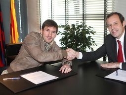 lionel messi renovo su contrato con el barcelona lionel messi renovo su contrato con el barcelona