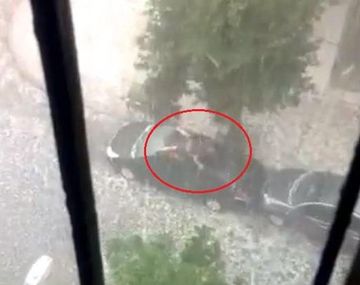 Insólita forma de proteger su vehículo del granizo