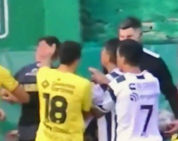 Polémica en el ascenso: un jugador de Flandria agredió al arbitro y no lo echaron