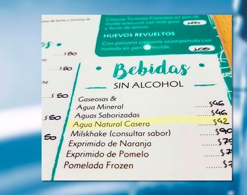 La receta detrás de la polémica agua natural casera que vende un bar