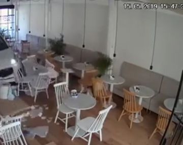 Un auto se incrustó en un café y lo barrió: las cámaras grabaron todo