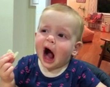 Mirá la reacción de una beba al probar unas curiosas papas