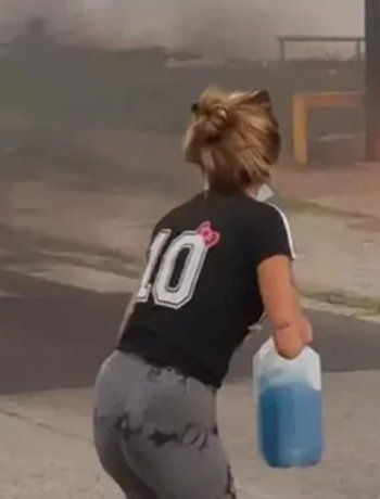 Horror en Paraná: familiares y amigos de un preso muerto se prendieron fuego frente a la cárcel