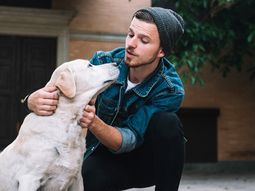 Qué significa hablarle a tu perro o gato como si fueran seres humanos, según la psicología