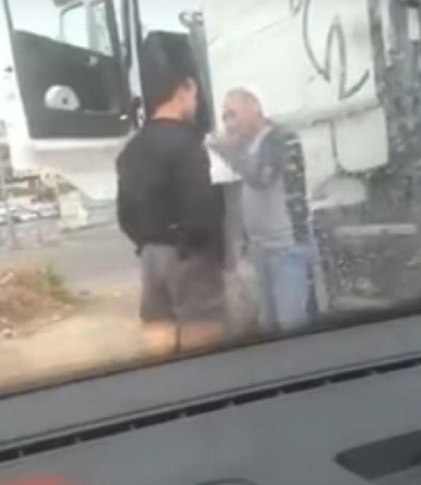 Un policía agredió brutalmente a un conductor palestino