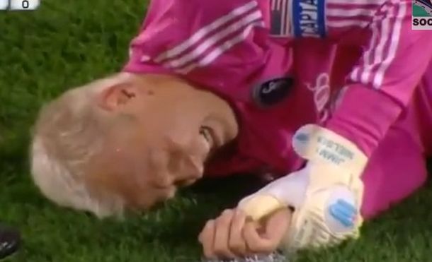 Se cansó de que haga tiempo y lo volteó de un pelotazo