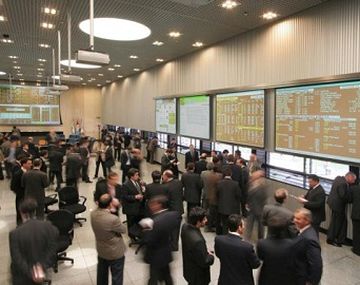 Los operadores bursátiles en plena operatoria.