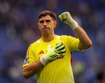 El Dibu Martínez volvió al Aston Villa e impactó con dos tremendas atajadas