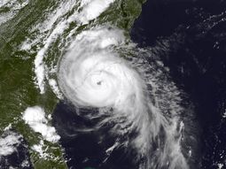 El huracán Arthur ya tocó tierra en la costa de Estados Unidos
