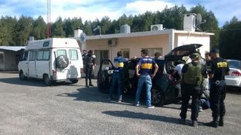 fuerte operativo a los hinchas de boca en uruguay: tenian drogas y alcohol fuerte operativo a los hinchas de boca en uruguay: tenian drogas y alcohol