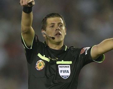 No salís en el segundo tiempo: polémico cruce entre Cristian Pavón y el árbitro Delfino