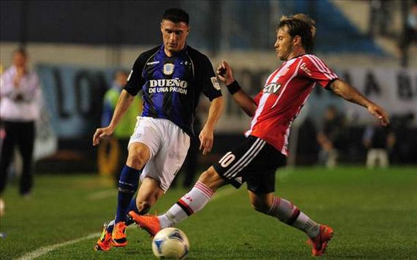 Estudiantes recibe a Racing en busca de su primer tirunfo