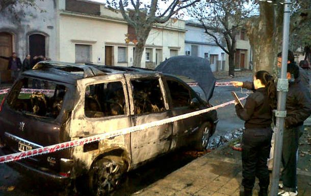 Prendieron fuego el auto del intendente de Santa Fe