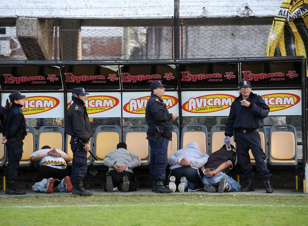 Cinco detenidos después del descenso de Almirante Brown