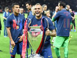 hay dani alves para rato: el lateral se queda en el barcelona hay dani alves para rato: el lateral se queda en el barcelona