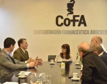 Fernando Gray con farmaceuticos