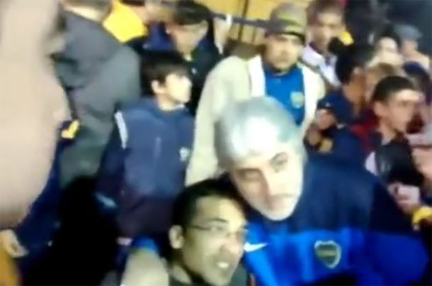 Como una estrella: Di Zeo se sacó fotos y firmó autógrafos en la vuelta de Tevez