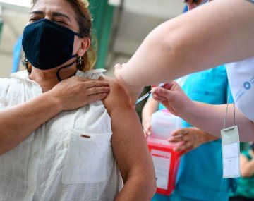Tucumán: los mayores de 50 años podrán aplicarse el refuerzo a los cuatro meses de la segunda dosis