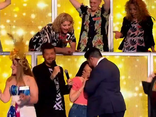 Anita Co besó a un participante de Canta conmigo ahora