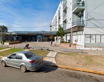 El emotivo gesto de un médico con una familia para despedir a su madre con coronavirus