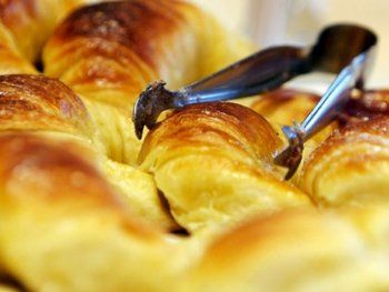 Medialunas, vigilantes y bolas de fraile: el secreto detrás del nombre de las facturas