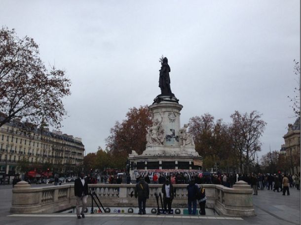 Cientos de personas se siguen acercando a la Plaza de la República