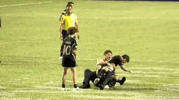 caos en puerto rico: la invasion de hinchas que termino con messi en el suelo caos en puerto rico: la invasion de hinchas que termino con messi en el suelo