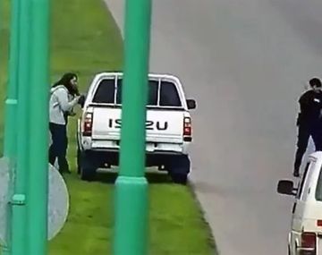 VIDEO: Una mujer fue detenida por atacar a trompadas a otro conductor