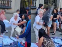 Video: una vecina de Flores explotó contra los manteros y les tiró la mercadería