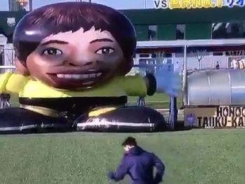 No hay quien le gane: Messi y su curioso desafío ante un arquero gigante