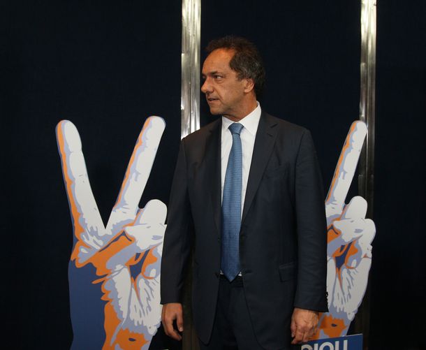 Scioli se prueba el traje de Presidente en su viaje a Cuba