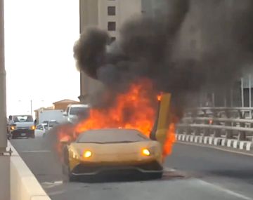 Aceleró su Lamborghini y lo incendió