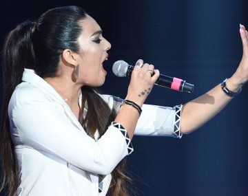 Ángela Leiva fue agredida en pleno show y reaccionó con furia