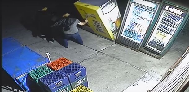 VIDEO: Se quiso robar una cerveza y se le cayó la heladera encima