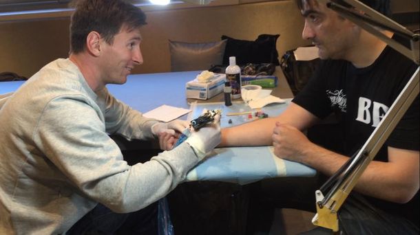 Sigue dibujando: Messi tatuó a su propio tatuador