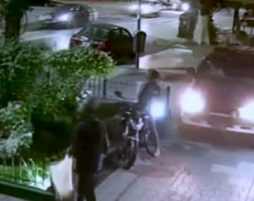 Se subió a la vereda con su camioneta para que no le roben la moto