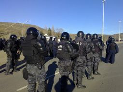 tension en chubut: infanteria busca desalojar a dragones tension en chubut: infanteria busca desalojar a dragones