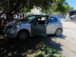la plata: un hombre se infarto mientras manejaba y se subio con su auto a la plaza moreno la plata: un hombre se infarto mientras manejaba y se subio con su auto a la plaza moreno