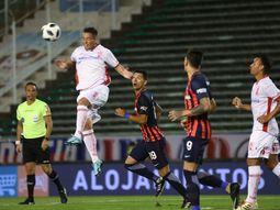 Mauro Bogado le gana en lo alto a Rubén Botta Mauro Bogado le gana en lo alto a Rubén Botta