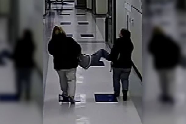 VIDEO: Una maestra y una enfermera arrastran a un nene autista y a su perro guía