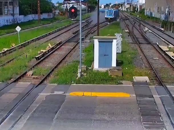 El video con el momento exacto en el que descarriló una formación del Tren Sarmiento