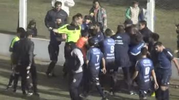 escandalo en cordoba: un arbitro expulso a ¡8 jugadores! y suspendio el partido escandalo en cordoba: un arbitro expulso a ¡8 jugadores! y suspendio el partido