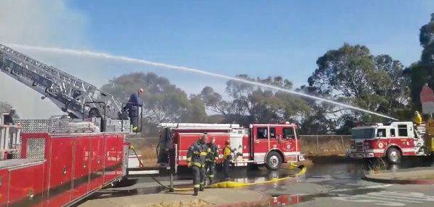 Heróes. Los valientes bomberos arriesgándolo todo para salvar a las víctimas del fuego. Foto: Gentileza ABC 7 News.&nbsp;