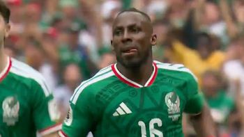 quinones aprovecho un blooper de sudafrica y marco el primer gol del mundial quinones aprovecho un blooper de sudafrica y marco el primer gol del mundial