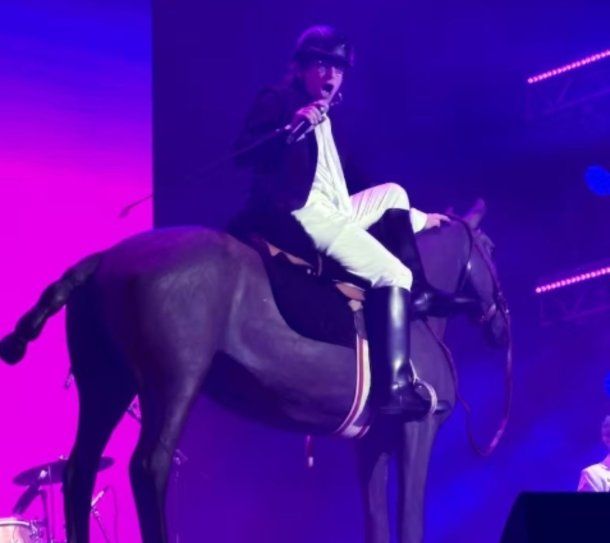 Joaquín Levinton lo volvió a hacer: ingresó a caballo al escenario del Lollapalooza 2026
