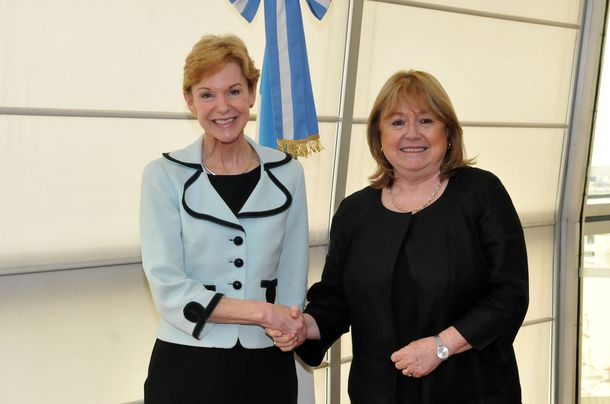 ¿Quién es la enviada de Obama para reanudar el diálogo con el país?