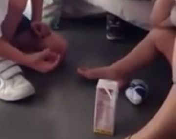 El consuelo de una nena a su hermano