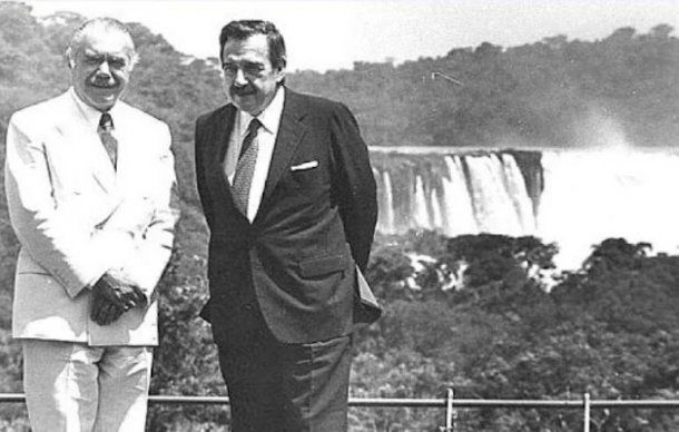 Jos&eacute; Sarney y Ra&uacute;l Alfons&iacute;n en Foz de Iguaz&uacute;