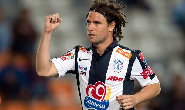 Cavenaghi metió un golazo de media cancha en México